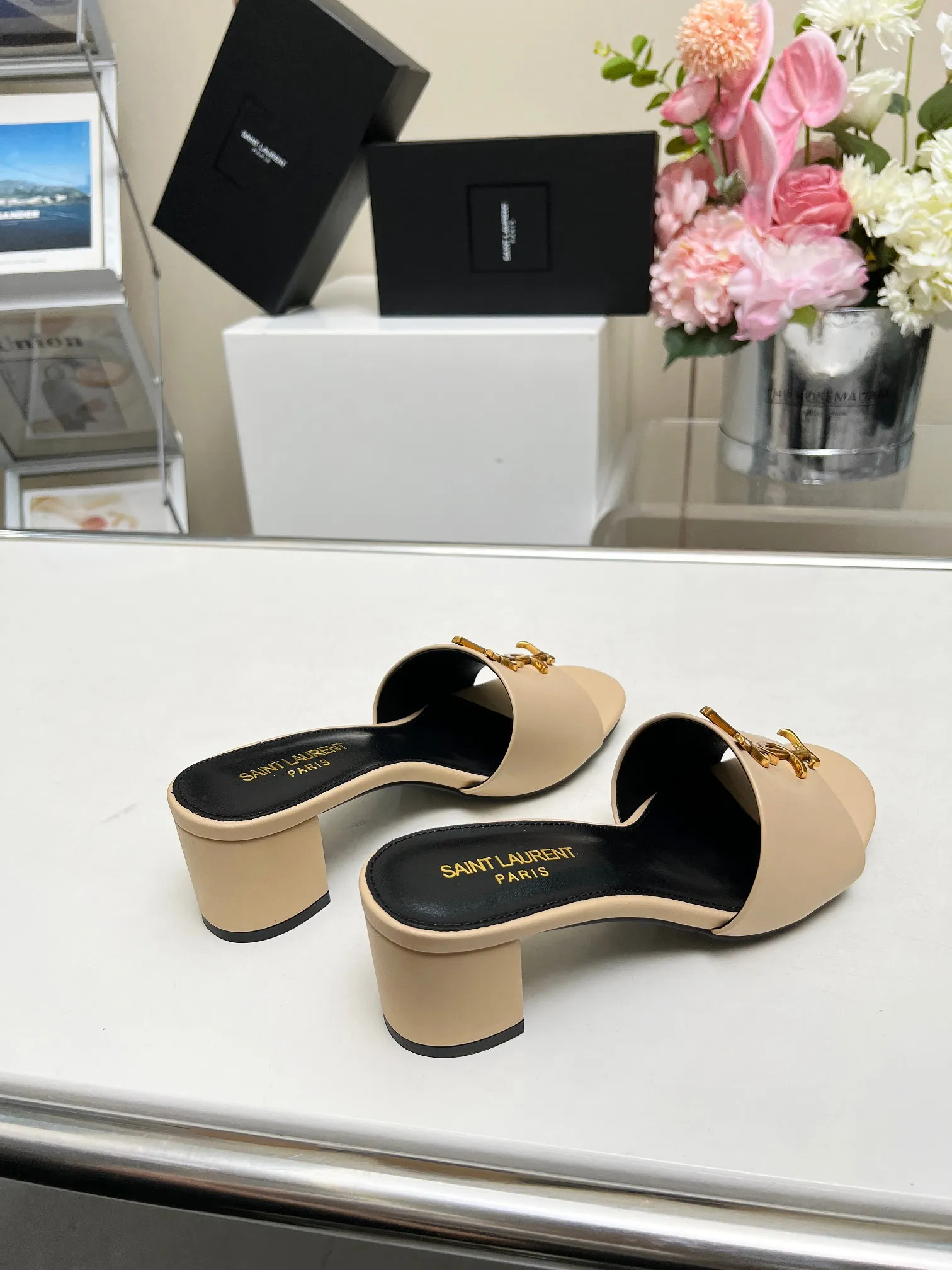 👟👟Ex-factory price 340👟👟 Genuine leather sole +30 Heel height: 5cm Fabric: Cow leather Pads: Sheep leather Size: 35-43 (42, 43 custom-made, non-returnable) [Saint Laurent] Saint Laurent 2024 counter synchronized new model, YSL-logo letter buckle decoration, high-quality and glamorous masterpiece, both temperament and fashion Classic and attractive design style, especially beautiful on the feet